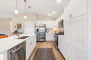 1054 Joette Pl, The Villages, FL 34762 - Photo 11