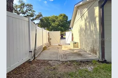 121 E Pine St, Howey in the Hills, FL 34737 - Photo 31