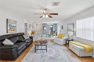 914 Mendoza Blvd, Lady Lake, FL 32159 - Photo 9