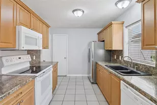 914 Mendoza Blvd, Lady Lake, FL 32159 - Photo 13