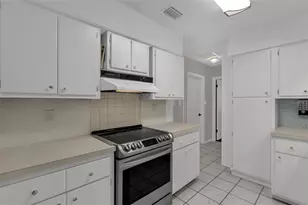 35505 Crescent Dr, Fruitland Park, FL 34731 - Photo 11