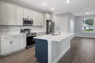 577 Dowling Cir, Lady Lake, FL 32159 - Photo 3