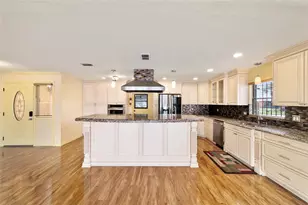 5330 King's Ct, Fruitland Park, FL 34731 - Photo 11