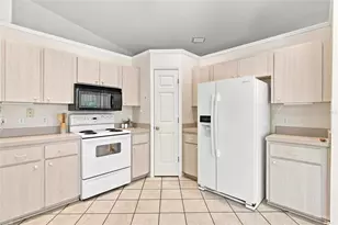 742 Woodview Dr, Tavares, FL 32778 - Photo 11