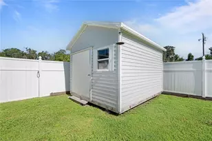 1056 Cr 463, Lake Panasoffkee, FL 33538 - Photo 33