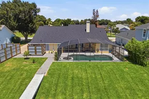 3716 Bayshore Cir, Tavares, FL 32778 - Photo 3