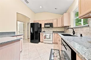 16838 SE 93rd Cuthbert Cir, The Villages, FL 32162 - Photo 11