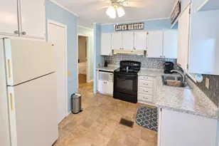 419 Sinclair Cir, Tavares, FL 32778 - Photo 5