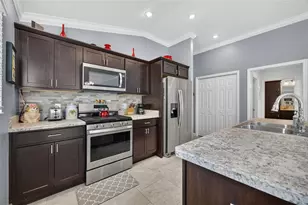 2137 Locklin Ln, The Villages, FL 32163 - Photo 7