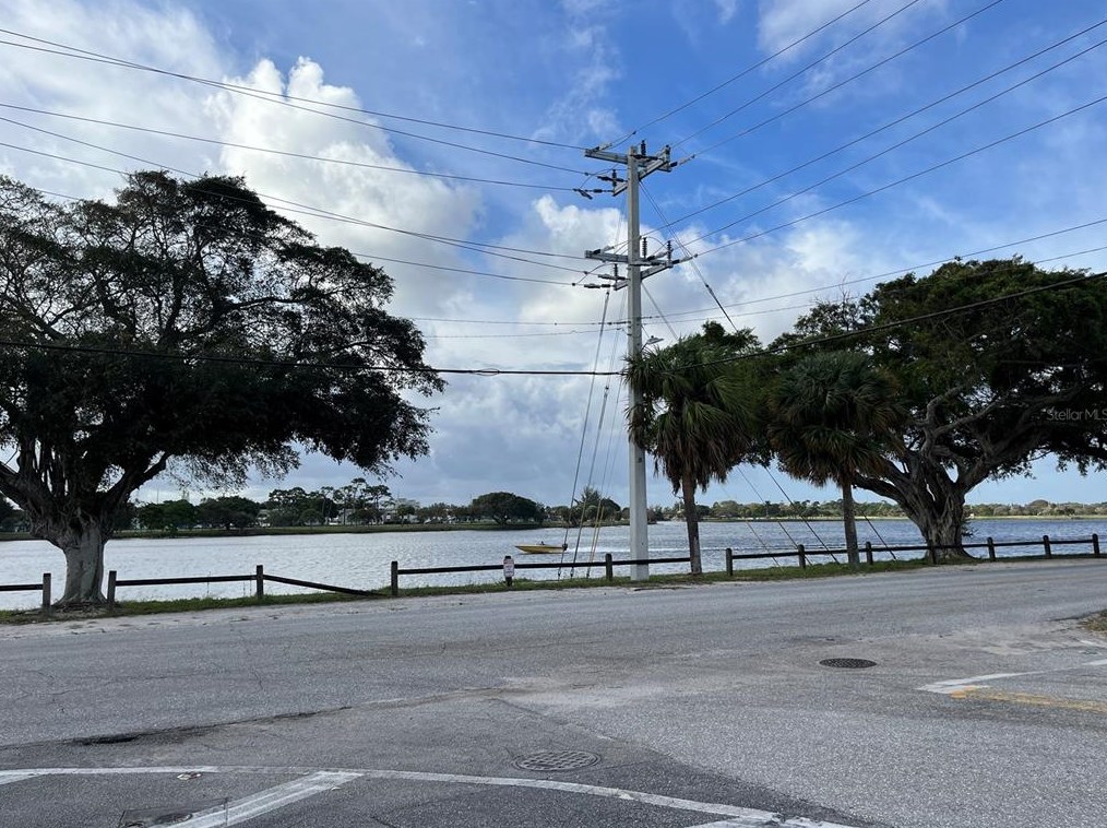 302 Lake Osborne Dr, Lake Worth FL  33461-4813 exterior