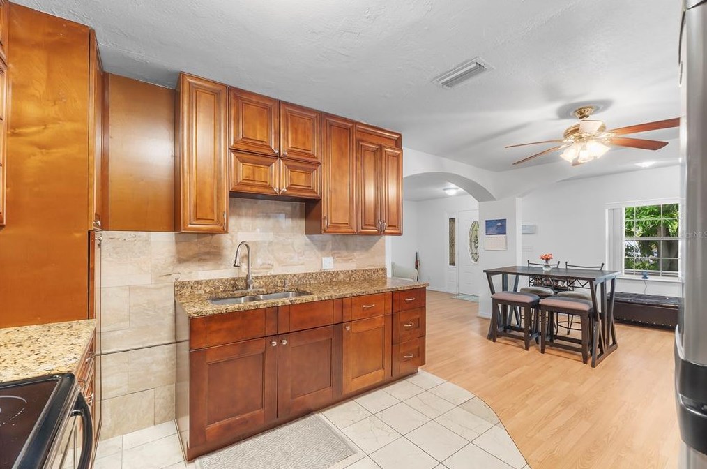 1701 38 Ave, Saint Petersburg FL  33713-1949 exterior