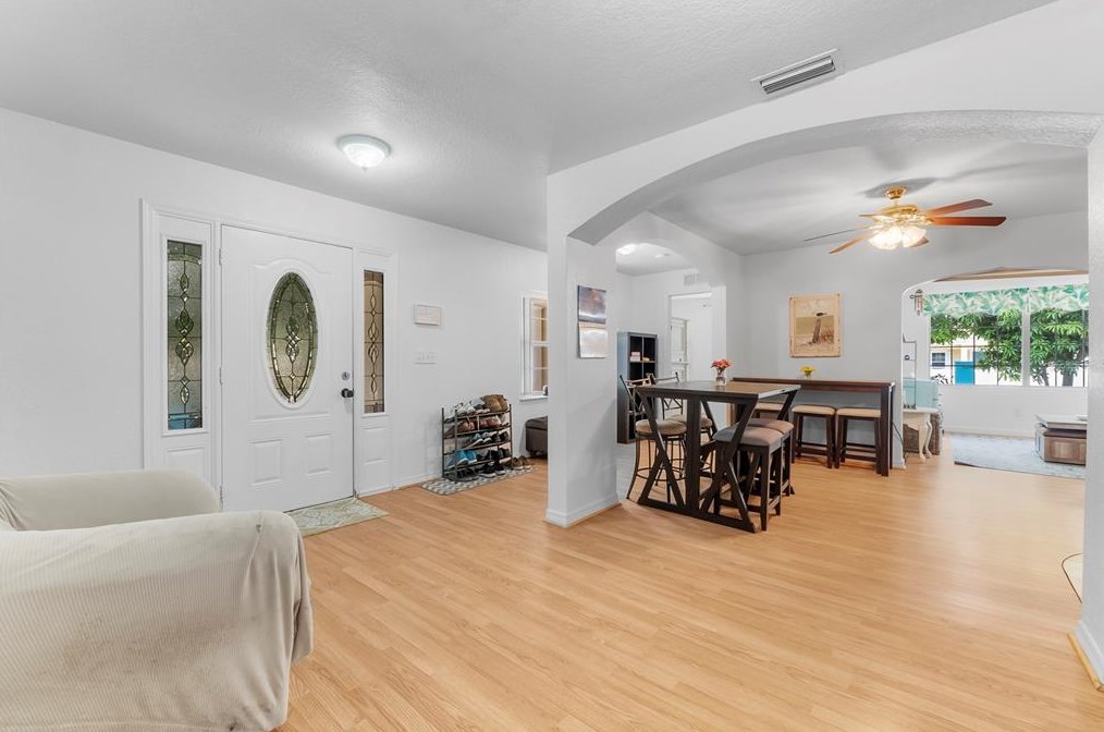 1701 38 Ave, Saint Petersburg FL  33713-1949 exterior