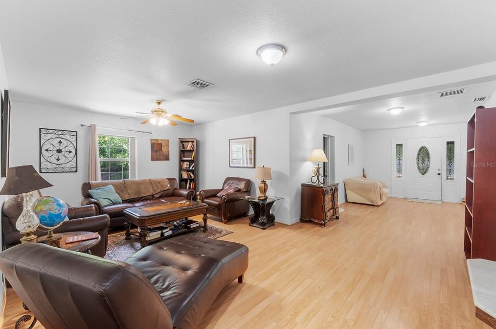 1701 38 Ave, Saint Petersburg FL  33713-1949 exterior