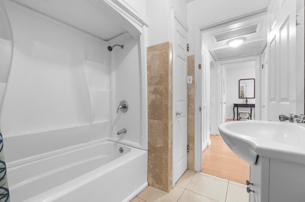 1701 38 Ave, Saint Petersburg FL  33713-1949 exterior