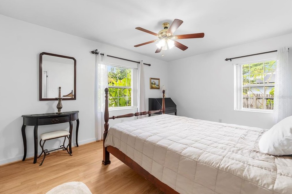 1701 38 Ave, Saint Petersburg FL  33713-1949 exterior