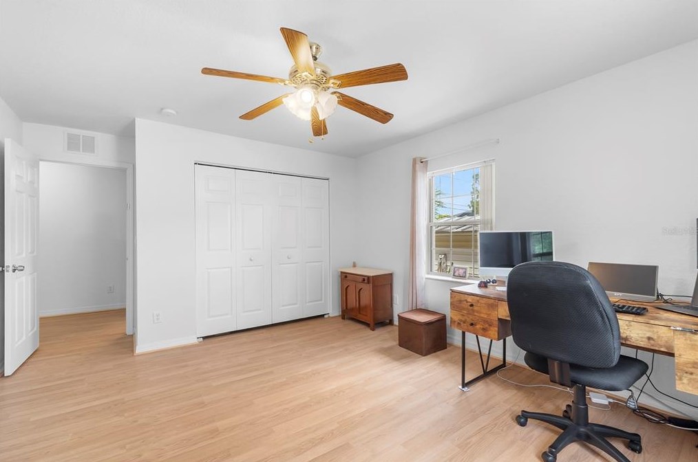 1701 38 Ave, Saint Petersburg FL  33713-1949 exterior