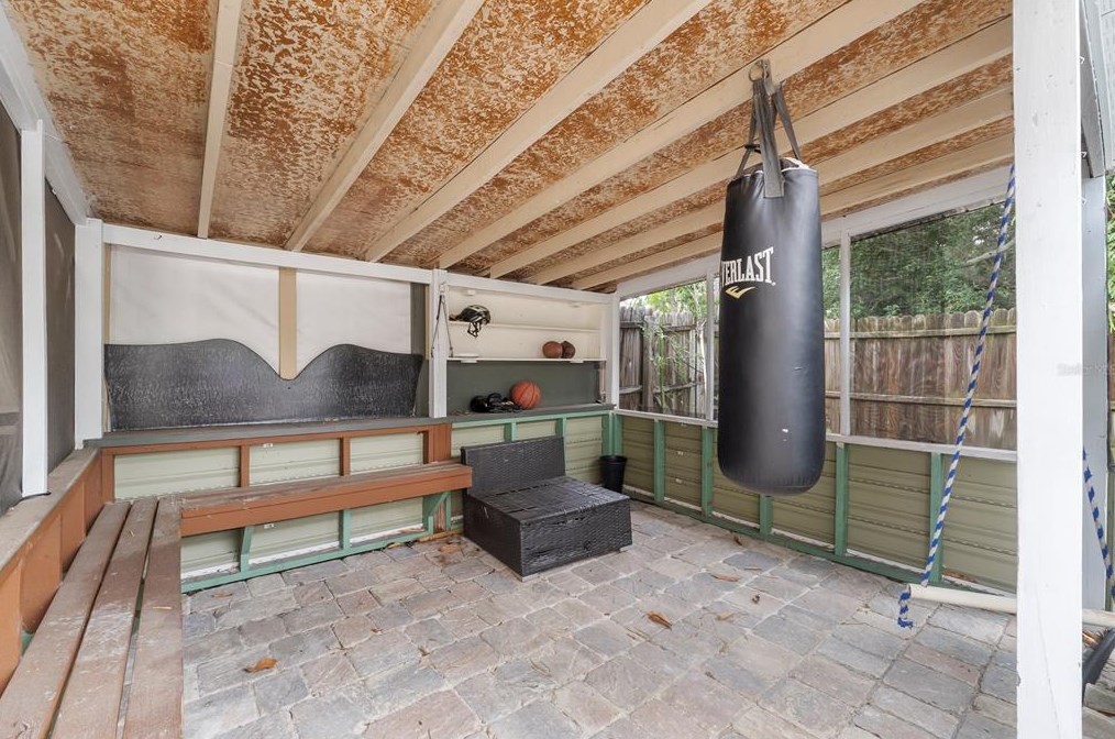 1701 38 Ave, Saint Petersburg FL  33713-1949 exterior