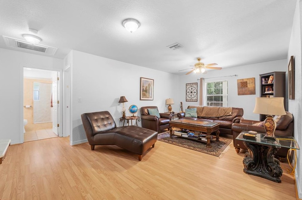 1701 38 Ave, Saint Petersburg FL  33713-1949 exterior