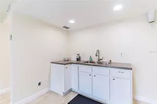 7182 E Bank Dr, Tampa, FL 33617 - Photo 9