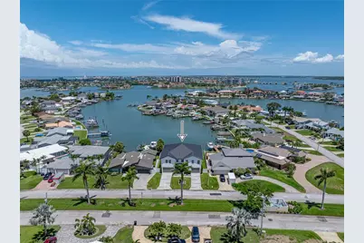 1037 79th Street S, Saint Petersburg, FL 33707 - Photo 13