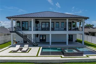 1037 79th St S, Saint Petersburg, FL 33707 - Photo 7