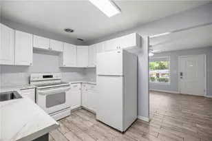 929 SE 9th Pl, Gainesville, FL 32601 - Photo 9