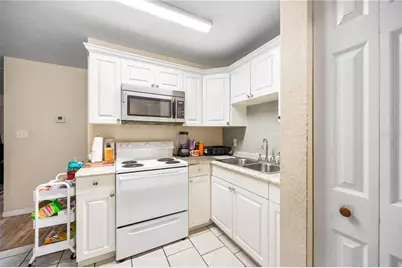 1322 NE 1st Avenue, Gainesville, FL 32641 - Photo 9