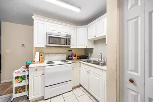 1322 NE 1st Ave, Gainesville, FL 32641 - Photo 9