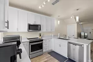 621 SW 10th St, Gainesville, FL 32601 - Photo 13