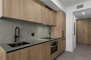 121 NE 5th St, Miami, FL 33132 - Photo 11
