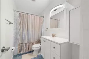 1010 NE 7th Pl, Gainesville, FL 32601 - Photo 9