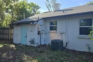 1131 NE 10th Ave, Gainesville, FL 32601 - Photo 5