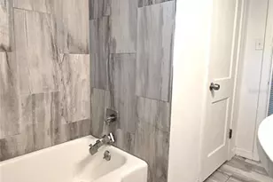 1131 NE 10th Ave, Gainesville, FL 32601 - Photo 19