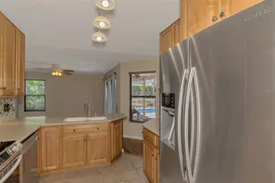 7805 38th Ct E, Sarasota, FL 34243 - Photo 13