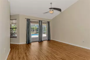 7805 38th Ct E, Sarasota, FL 34243 - Photo 7