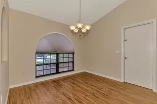 7805 38th Ct E, Sarasota, FL 34243 - Photo 9