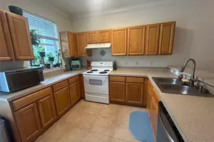 621 SW 10th St, Gainesville, FL 32601 - Photo 3