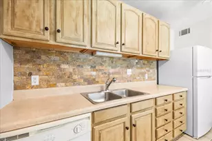 1015 SW 9th St, Gainesville, FL 32601 - Photo 11