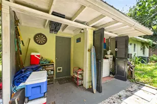 2102 NE 8th St, Gainesville, FL 32609 - Photo 25