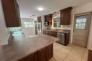 703 NE 5th Pl, Gainesville, FL 32601 - Photo 7