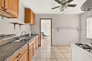 907 NE 24th St, Gainesville, FL 32641 - Photo 3