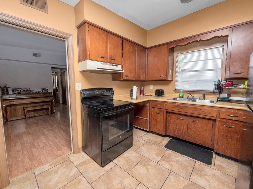 411 Longfellow Blvd, Lakeland FL  33801-2450 exterior