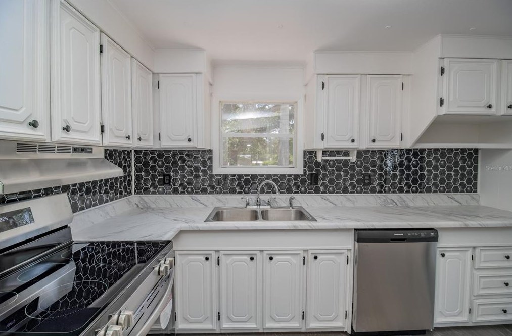 4418 Sunnyside Dr, Fruitland Park FL  34731-5609 exterior