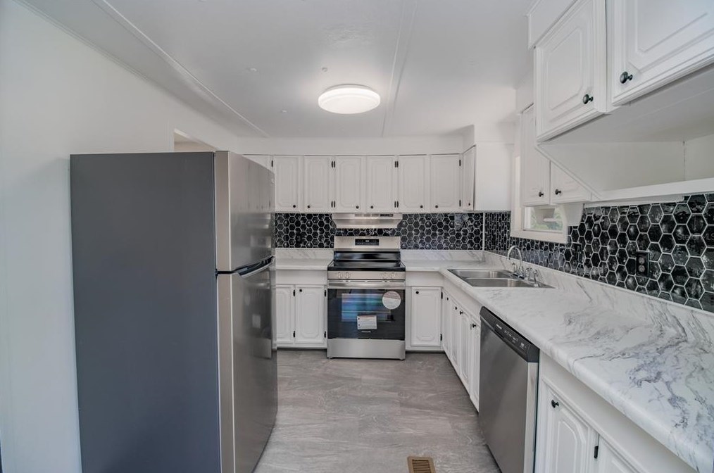 4418 Sunnyside Dr, Fruitland Park FL  34731-5609 exterior