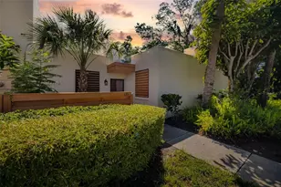 135 Wild Palm Dr, Bradenton, FL 34210 - Photo 1