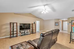 2756 Highlands Creek Dr, Lakeland, FL 33813 - Photo 3