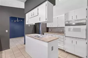 7411 Floral Cir E, Lakeland, FL 33810 - Photo 9