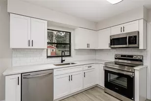 2405 Delrose Dr E, Lakeland, FL 33805 - Photo 5