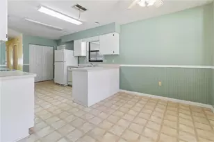 1678 Colonnades Cir N, Lakeland, FL 33811 - Photo 11