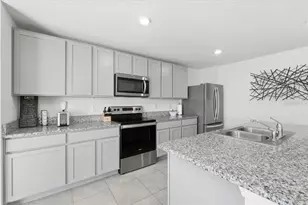 1211 Tahitian Sunrise Dr, Plant City, FL 33565 - Photo 5